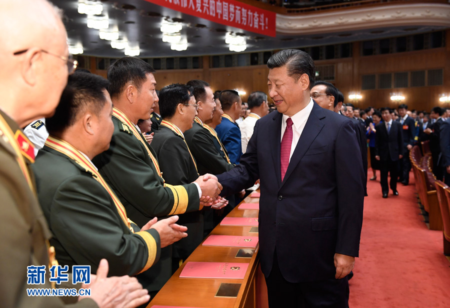 7月28日，慶祝中國(guó)人民解放軍建軍90周年文藝晚會(huì)《在黨的旗幟下》在北京人民大會(huì)堂舉行。中共中央總書記、國(guó)家主席、中央軍委主席習(xí)近平和李克強(qiáng)、張德江、俞正聲、劉云山、王岐山、張高麗等黨和國(guó)家領(lǐng)導(dǎo)人，與首都3000多名各界群眾一起觀看演出。演出開始前，習(xí)近平等與老戰(zhàn)士、老同志代表和&ldquo;八一勛章&rdquo;獲得者親切握手。新華社記者 李學(xué)仁 攝