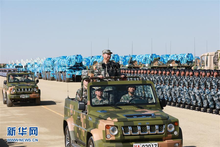 7月30日上午，慶祝中國人民解放軍建軍90周年閱兵在朱日和聯(lián)合訓練基地隆重舉行。中共中央總書記、國家主席、中央軍委主席習近平檢閱部隊并發(fā)表重要講話。這是習近平乘車檢閱部隊。新華社記者 李剛 攝