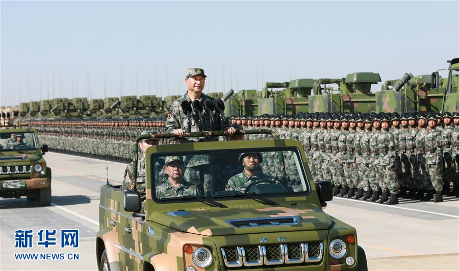 7月30日上午，慶祝中國人民解放軍建軍90周年閱兵在朱日和聯(lián)合訓練基地隆重舉行。中共中央總書記、國家主席、中央軍委主席習近平檢閱部隊并發(fā)表重要講話。這是習近平乘車檢閱部隊。新華社記者 李剛 攝