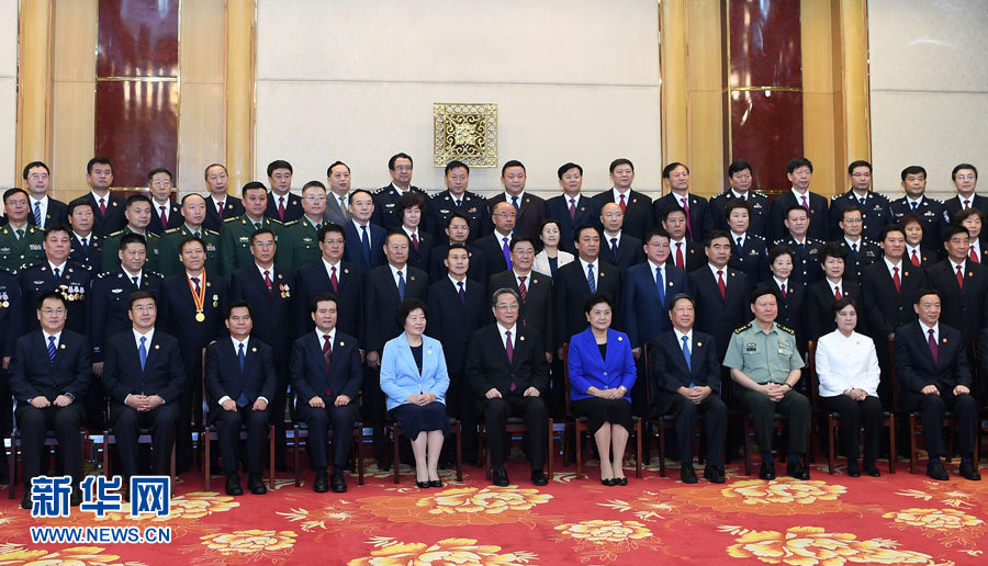 8月7日，中共中央政治局常委、全國政協(xié)主席、中央代表團團長俞正聲率代表團部分成員分別赴內(nèi)蒙古軍區(qū)、武警內(nèi)蒙古總隊、武警內(nèi)蒙古森林總隊慰問，并會見自治區(qū)政法干警代表。這是俞正聲會見自治區(qū)政法干警代表并合影。新華社記者 張領(lǐng) 攝