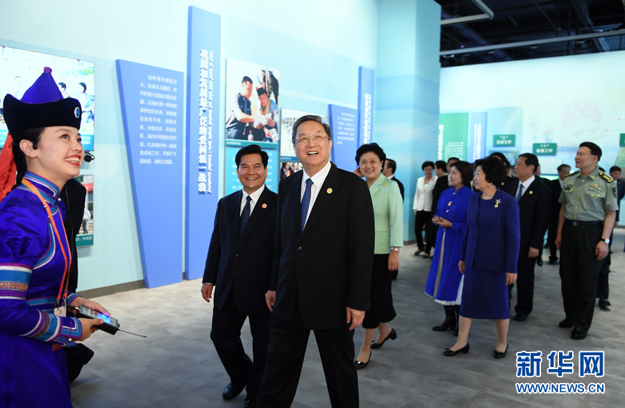 8月7日，中共中央政治局常委、全國政協(xié)主席、中央代表團(tuán)團(tuán)長俞正聲率代表團(tuán)全體成員來到內(nèi)蒙古展覽館，參觀《守望相助團(tuán)結(jié)奮斗&mdash;&mdash;慶祝內(nèi)蒙古自治區(qū)成立70周年展覽》。 新華社記者 張領(lǐng) 攝