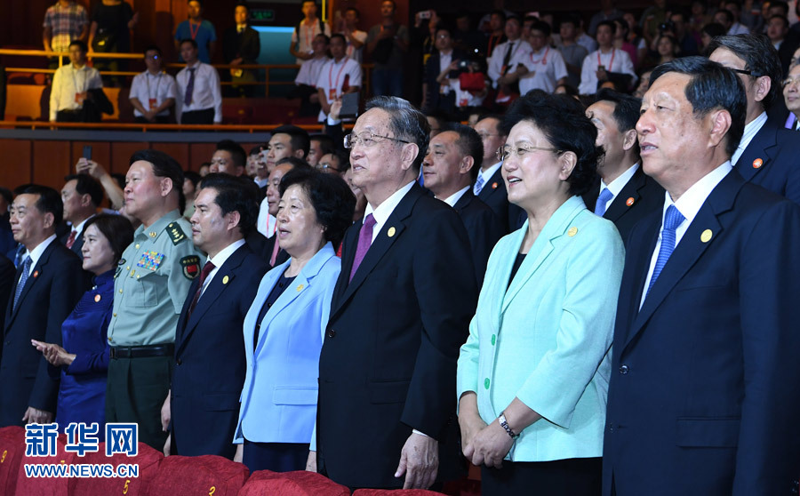 8月7日，慶祝內(nèi)蒙古自治區(qū)成立70周年文藝晚會(huì)《贊歌》在內(nèi)蒙古烏蘭恰特大劇院舉行。中共中央政治局常委、全國(guó)政協(xié)主席、中央代表團(tuán)團(tuán)長(zhǎng)俞正聲和各族各界干部群眾等共約1300人觀看演出。新華社記者 張領(lǐng) 攝