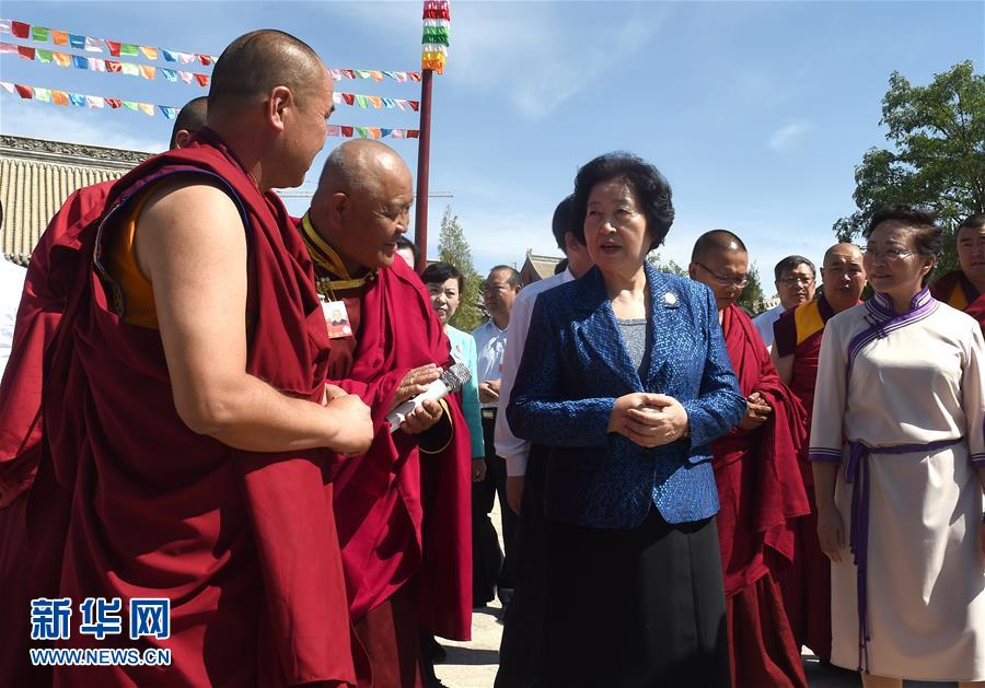 8月10日，中共中央政治局委員、中央統(tǒng)戰(zhàn)部部長、中央代表團副團長孫春蘭率中央代表團三分團繼續(xù)在內(nèi)蒙古自治區(qū)阿拉善盟看望慰問，把以習(xí)近平同志為核心的黨中央的親切關(guān)懷和全國各族人民的美好祝福帶給阿拉善各族各界干部群眾。這是孫春蘭在佛教寺廟延福寺考察。新華社記者 任軍川 攝