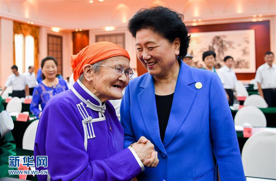 8月11日，中共中央政治局委員、國務(wù)院副總理、中央代表團(tuán)副團(tuán)長劉延?xùn)|率中央代表團(tuán)二分團(tuán)，看望慰問烏蘭察布各族干部群眾，轉(zhuǎn)達(dá)以習(xí)近平同志為核心的黨中央的親切關(guān)懷和全國人民的美好祝愿。這是劉延?xùn)|在出席烏蘭察布市慶祝內(nèi)蒙古自治區(qū)成立70周年座談會后，與&ldquo;草原母親&rdquo;都貴瑪親切交談。新華社記者 連振 攝