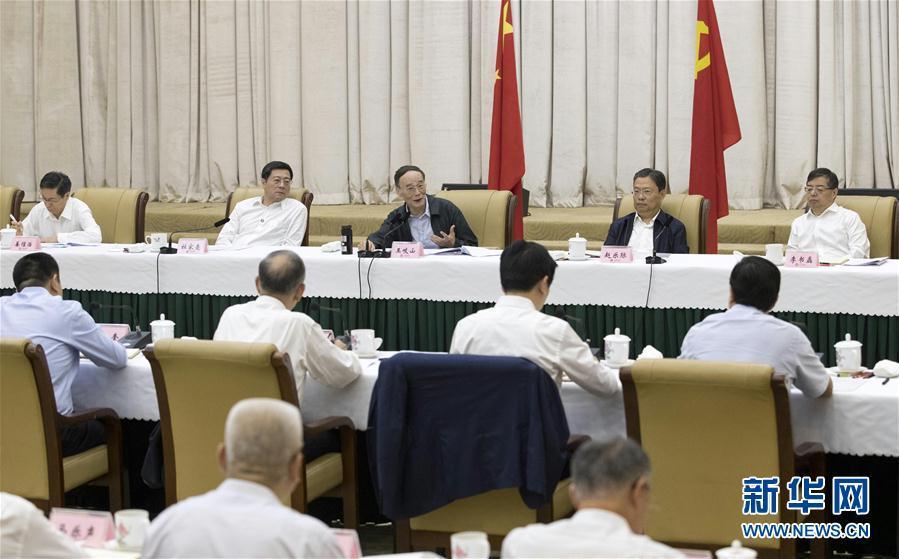 9月3日至5日，中共中央政治局常委、中央紀(jì)委書記、中央巡視工作領(lǐng)導(dǎo)小組組長(zhǎng)王岐山在湖南省調(diào)研并主持召開巡察工作座談會(huì)。這是9月4日，王岐山在長(zhǎng)沙主持召開巡察工作座談會(huì)。新華社記者 王曄 攝
