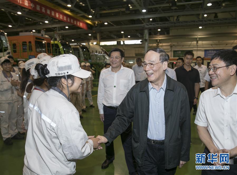 9月3日至5日，中共中央政治局常委、中央紀(jì)委書記、中央巡視工作領(lǐng)導(dǎo)小組組長(zhǎng)王岐山在湖南省調(diào)研并主持召開巡察工作座談會(huì)。這是9月4日，王岐山到中國中車株洲電力機(jī)車有限公司考察。新華社記者 王曄 攝
