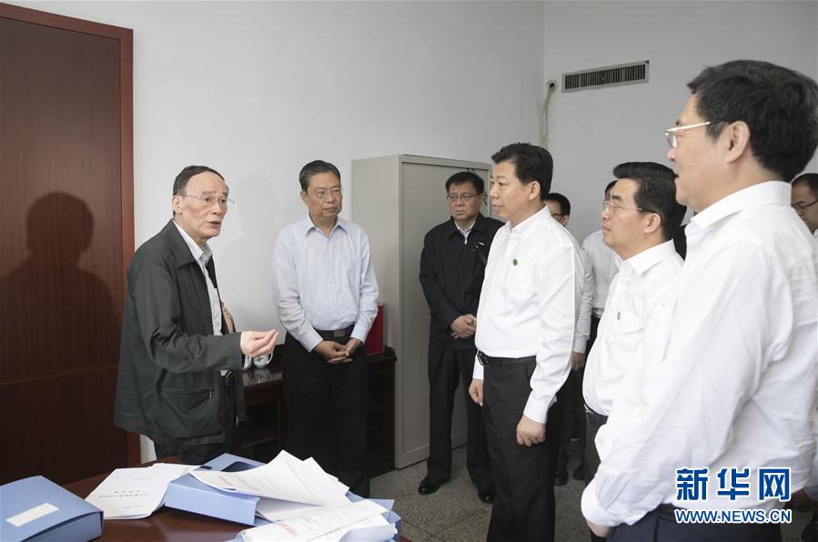 9月3日至5日，中共中央政治局常委、中央紀(jì)委書記、中央巡視工作領(lǐng)導(dǎo)小組組長(zhǎng)王岐山在湖南省調(diào)研并主持召開巡察工作座談會(huì)。這是9月4日，王岐山來到株洲市委巡察辦看望巡察干部。新華社記者 王曄 攝
