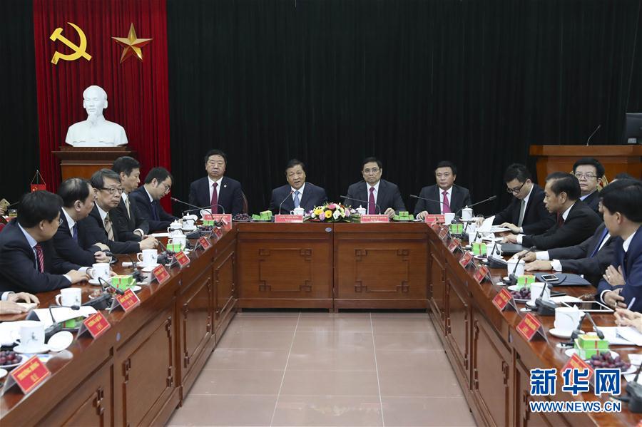 應(yīng)越南共產(chǎn)黨邀請，中共中央政治局常委、中央書記處書記劉云山9月18日至19日對越南進行正式訪問。這是9月19日，劉云山在越共中央政治局委員范明政陪同下考察胡志明國家政治學院，并與曾赴華考察交流的越方學員代表進行座談。 新華社記者龐興雷 攝