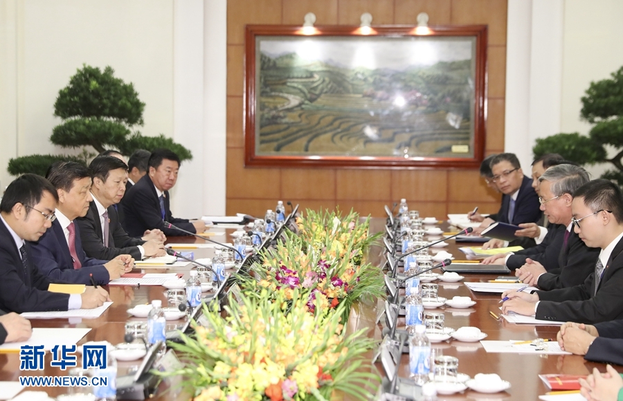 應(yīng)越南共產(chǎn)黨邀請，中共中央政治局常委、中央書記處書記劉云山9月18日至19日對越南進行正式訪問。這是9月18日，劉云山在河內(nèi)與越共中央政治局委員陳國旺舉行會談。 新華社記者 丁林 攝