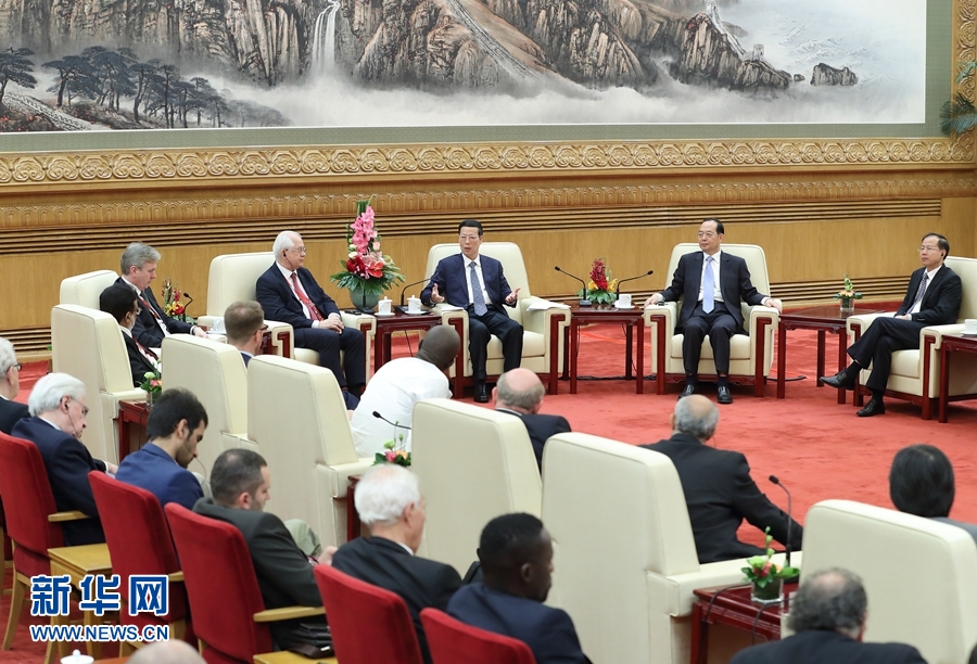 9月21日，中共中央政治局常委、國務(wù)院副總理張高麗在北京人民大會堂會見來華參加2017&ldquo;一帶一路&rdquo;媒體合作論壇的外方代表并回答大家關(guān)心的問題。新華社記者王曄攝 