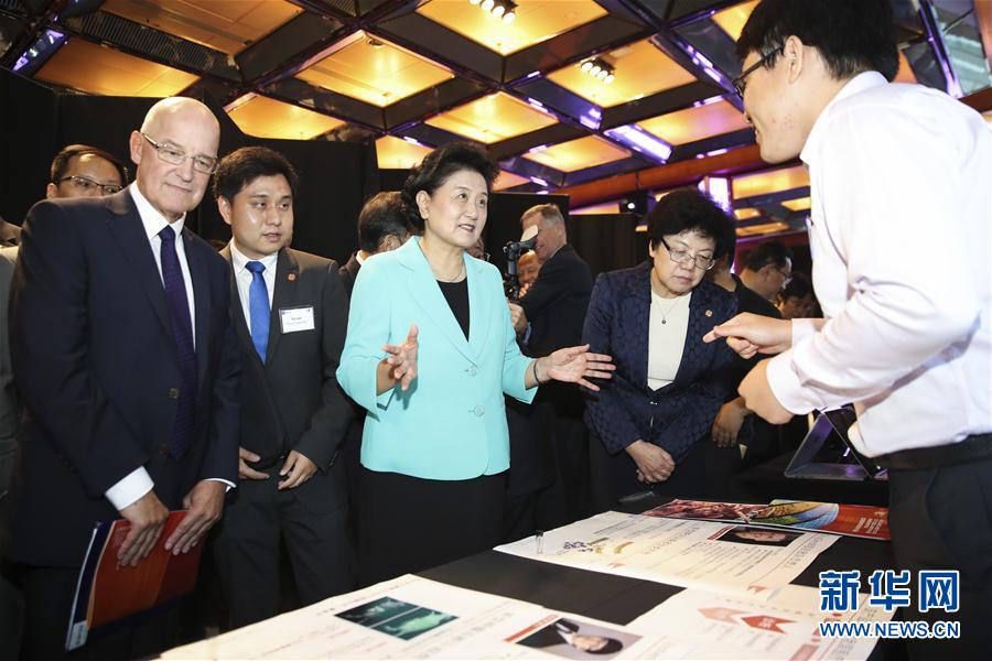 9月25日，在美國紐約，國務(wù)院副總理劉延?xùn)|（中）在紐約大學校長漢密爾頓（前左一）的陪同下參觀中美兩國青年創(chuàng)客產(chǎn)品展示。國務(wù)院副總理劉延?xùn)|25日在美國紐約大學出席中美創(chuàng)客峰會暨中美青年創(chuàng)客中心啟動儀式并講話。新華社記者 王迎 攝