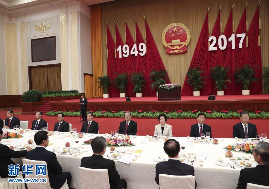 9月28日，全國政協(xié)辦公廳、中共中央統(tǒng)戰(zhàn)部、國務院僑辦、國務院港澳辦、國務院臺辦在北京人民大會堂聯(lián)合舉行國慶招待會。中共中央政治局常委、全國政協(xié)主席俞正聲與2800多名港澳臺僑各界代表歡聚一堂，慶祝中華人民共和國成立68周年。這是俞正聲在招待會上致辭。新華社記者 龐興雷 攝