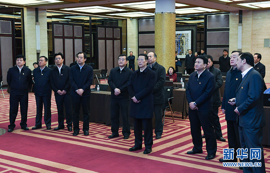 11月14日至15日，國(guó)務(wù)院副總理張高麗在黑龍江調(diào)研。這是11月14日，張高麗到黑龍江糧食交易市場(chǎng)了解糧食生產(chǎn)和銷(xiāo)售、糧食產(chǎn)品深加工、政策性?xún)?chǔ)糧去庫(kù)存等工作。 新華社記者 高潔 攝