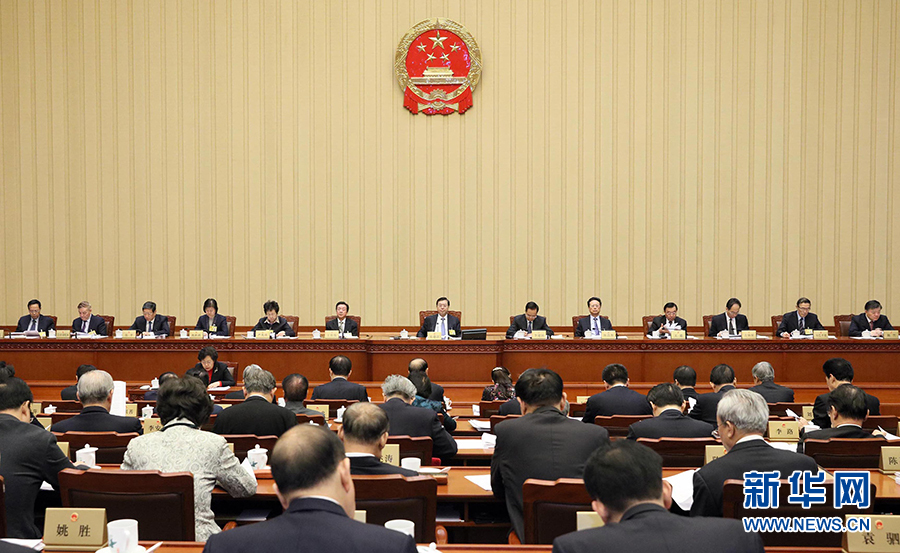 12月23日，十二屆全國(guó)人大常委會(huì)第三十一次會(huì)議在北京人民大會(huì)堂舉行第二次全體會(huì)議。張德江委員長(zhǎng)出席。 新華社記者劉衛(wèi)兵攝