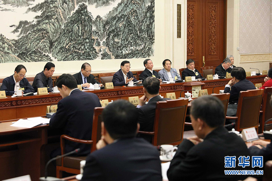 12月23日，十二屆全國人大常委會第三十一次會議舉行分組會議，審議監(jiān)察法草案二次審議稿等。張德江委員長參加審議。 新華社記者劉衛(wèi)兵攝