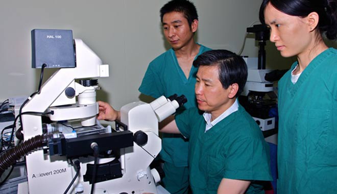 成功實(shí)施西南地區(qū)首例試管嬰兒手術(shù)。