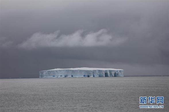 （圖文互動(dòng)）（2）專訪：在南極，最美的藍(lán)冰可能通向死亡&mdash;&mdash;中國(guó)南極科考隊(duì)員講述&ldquo;冰縫驚魂記&rdquo;