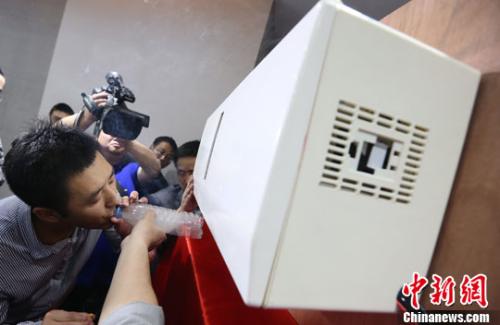 圖為南京一家科研單位研發(fā)的空氣凈化器。<a target='_blank' >中新社</a>發(fā) 泱波 攝