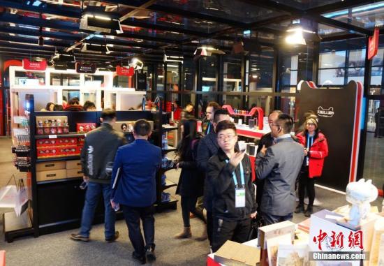 走進&ldquo;互聯(lián)網(wǎng)之光&rdquo;博覽會，無人超市是本次展會最大的熱點，顧客可用二維碼進入超市，實現(xiàn)全自動購物。