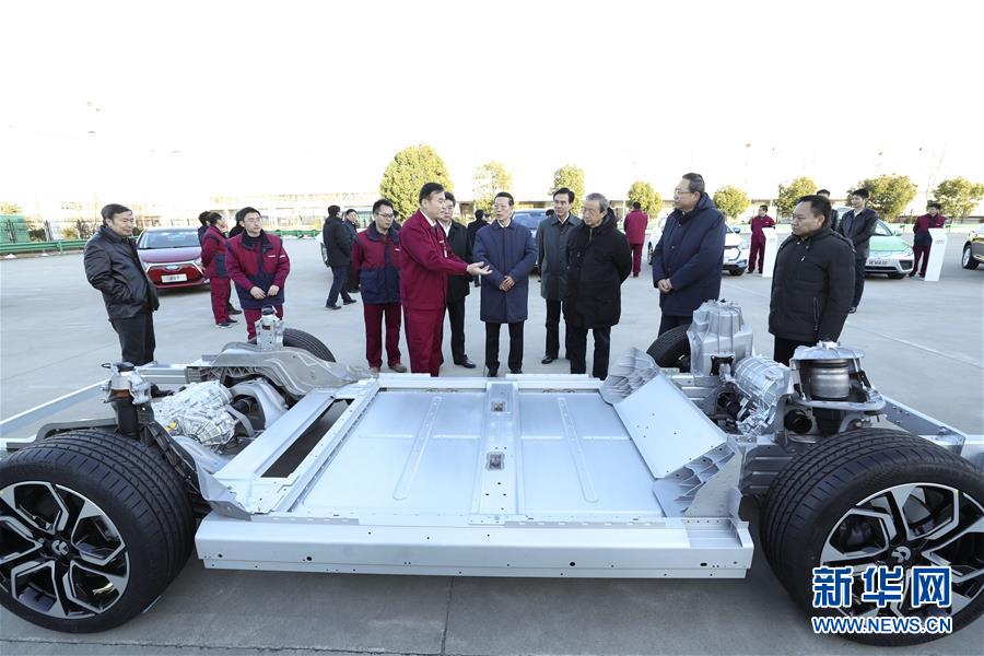 1月9日至10日，國(guó)務(wù)院副總理張高麗在安徽調(diào)研推動(dòng)長(zhǎng)江經(jīng)濟(jì)帶發(fā)展工作。這是1月9日，張高麗在江淮汽車股份有限公司了解企業(yè)生產(chǎn)經(jīng)營(yíng)和參與國(guó)際產(chǎn)能合作情況。新華社記者 龐興雷 攝