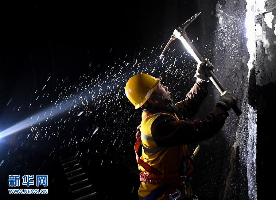 （走基層 聽民聲）（2）鐵路守護(hù)者 隧道&ldquo;打冰人&rdquo;