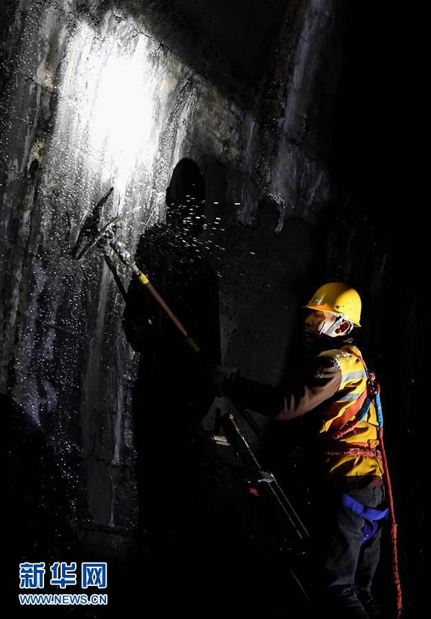 （走基層 聽(tīng)民聲）（5）鐵路守護(hù)者 隧道&ldquo;打冰人&rdquo;
