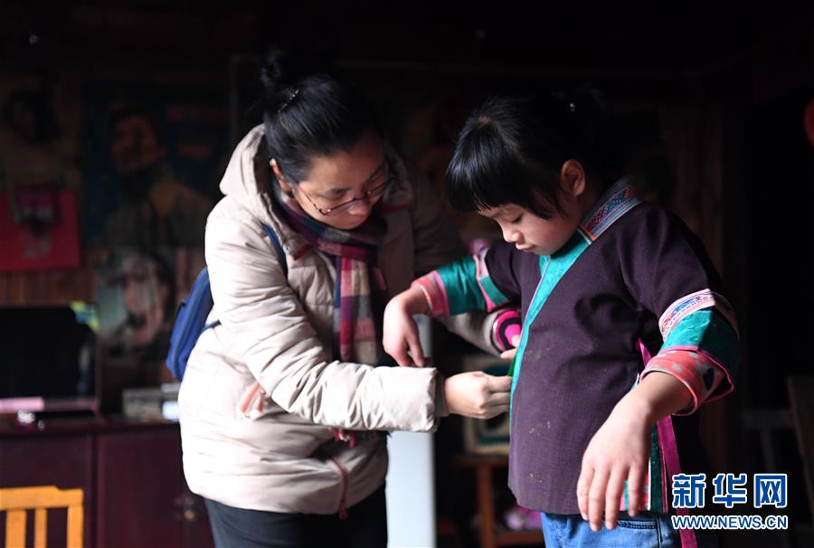 （圖片故事）（3）大山貧困娃和她的&ldquo;駐村媽媽&rdquo;