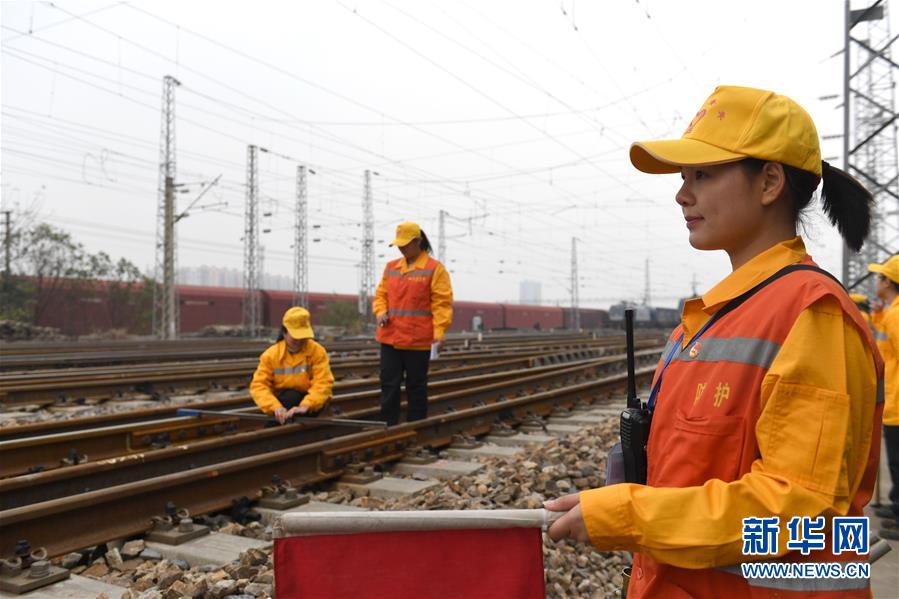 （走基層 聽(tīng)民聲）（2）鐵路線上的&ldquo;鏗鏘玫瑰&rdquo;