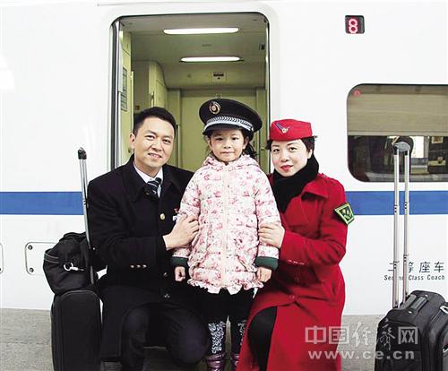 陳剛（左）、肖三英以及女兒陳昱彤的合照。經(jīng)濟(jì)日?qǐng)?bào)-中國(guó)經(jīng)濟(jì)網(wǎng)記者 王軼辰攝