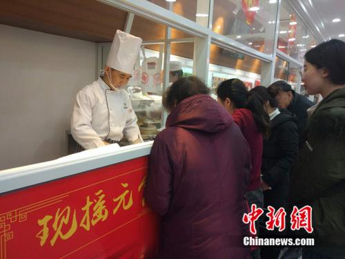 于伯軍的現(xiàn)場展示吸引了不少北京市民圍觀。<a target='_blank'  ><p  align=