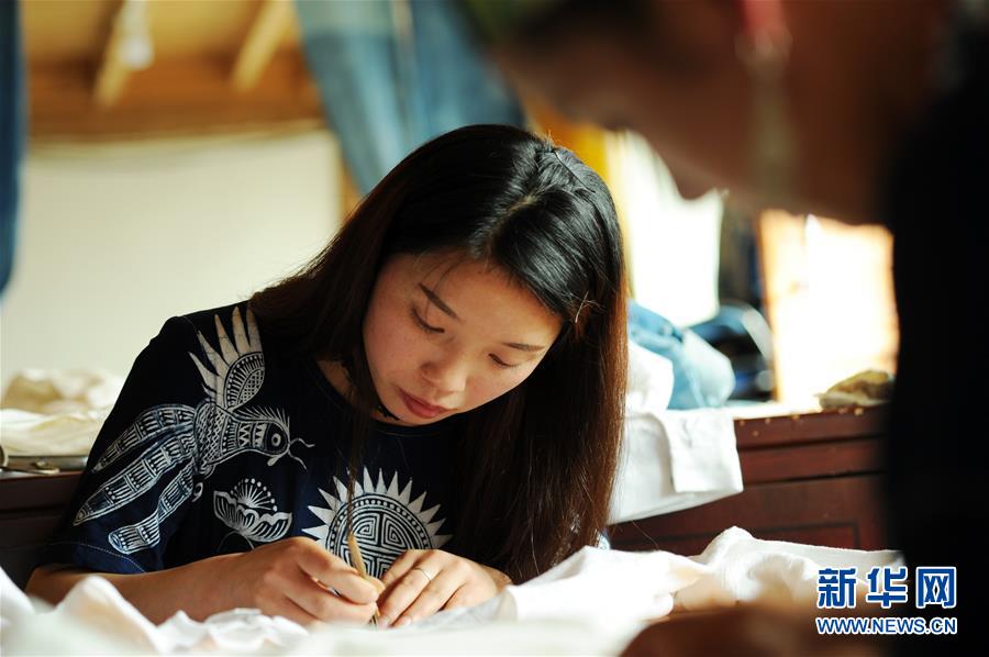 （社會）（6）貴州丹寨：&ldquo;指尖經(jīng)濟(jì)&rdquo;繪制脫貧藍(lán)圖