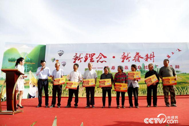 愛心企業(yè)與貧困農(nóng)戶結(jié)對(duì)子、送肥料