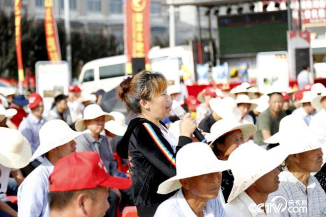 活動(dòng)現(xiàn)場(chǎng)，農(nóng)民搶答問題