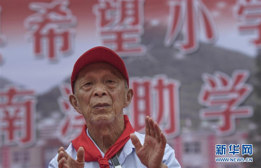 （圖片故事）（9）&ldquo;希望老人&rdquo;的第100次老區(qū)助學之旅