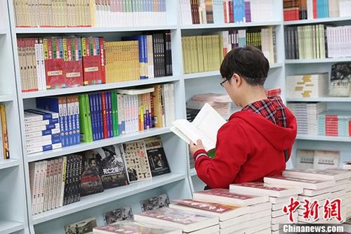 5月9日，一女子在哈爾濱市某書店選購圖書。從5月1日至5月4日，全國32家紙廠宣布漲價，各紙種漲價幅度為每噸100元至300元不等。對此，出版行業(yè)業(yè)內人士表示&ldquo;因為紙張價格上漲，直接造成了出版成本的明顯增加，出版行業(yè)只能被迫對圖書定價進行調整。&rdquo;
<a target='_blank' >中新社</a>記者 于琨 攝