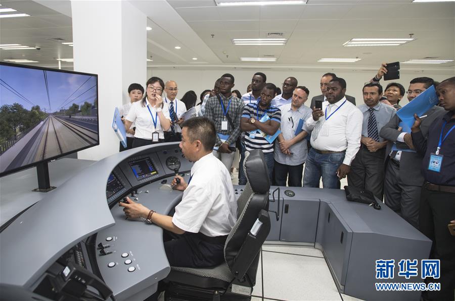 （社會(huì)）（1）13國(guó)&ldquo;老外&rdquo;進(jìn)&ldquo;高鐵駕校&rdquo;