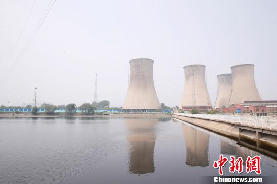 按照規(guī)劃，位于首鋼園區(qū)內(nèi)的滑雪大跳臺(tái)建成后將成為世界首例永久保留和使用的單板大跳臺(tái)場(chǎng)地。圖為單板大跳臺(tái)選址所在地?！№n海丹 攝