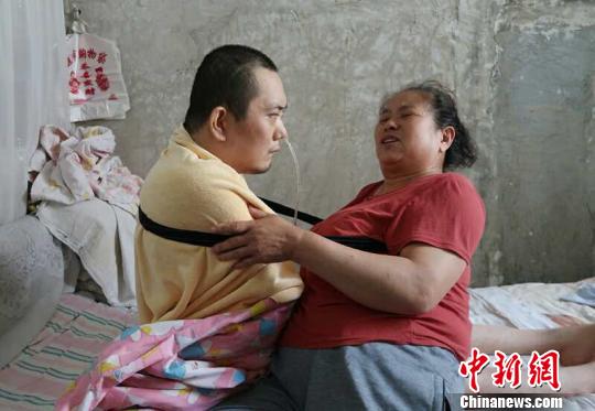 身體日漸衰老的梁青蘭每次幫兒子翻身、坐立，全身的衣物都要濕透一次。　尚明俠 攝