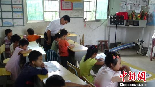 &ldquo;80后&rdquo;教師堅守鄉(xiāng)村20年愿山里孩子有個快樂童年