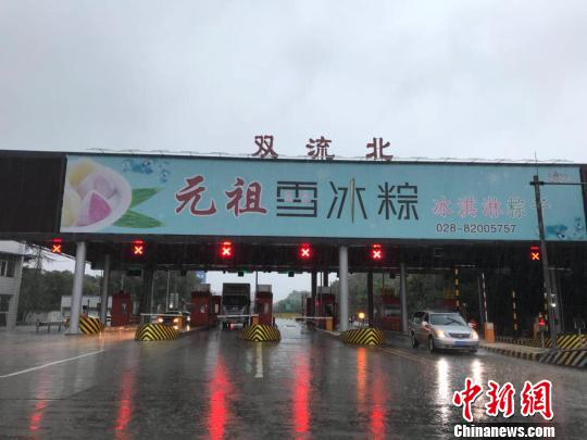 網(wǎng)傳車(chē)輛被淹的收費(fèi)站現(xiàn)狀?！＄娦?攝