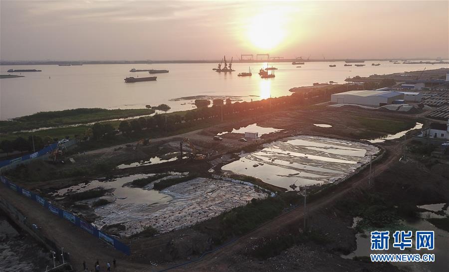 （新華視點&middot;圖文互動）（3）中央督察兩年有的絲毫未改，有的不減反增&mdash;&mdash;江蘇泰興數萬噸化工廢料和污泥堆放長江邊調查