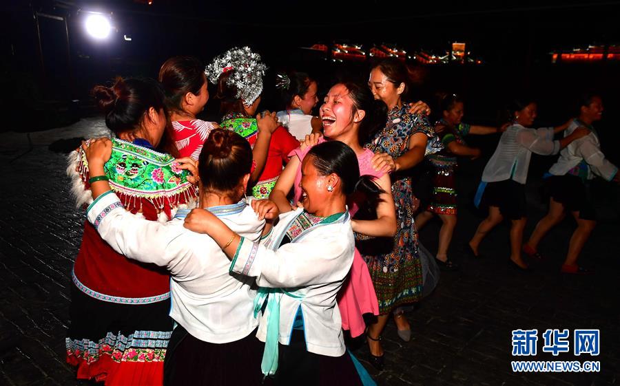 （社會）（8）苗山脫貧影像志&mdash;&mdash;把苗寨搬進景區(qū) 讓貧困戶住進城里