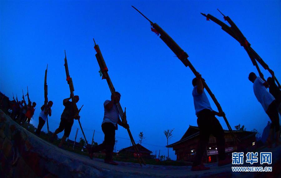 （社會(huì)）（11）苗山脫貧影像志&mdash;&mdash;把苗寨搬進(jìn)景區(qū) 讓貧困戶住進(jìn)城里