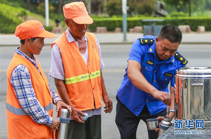（社會(huì)）（2）夏日送清涼 關(guān)愛(ài)&ldquo;城市美容師&rdquo;
