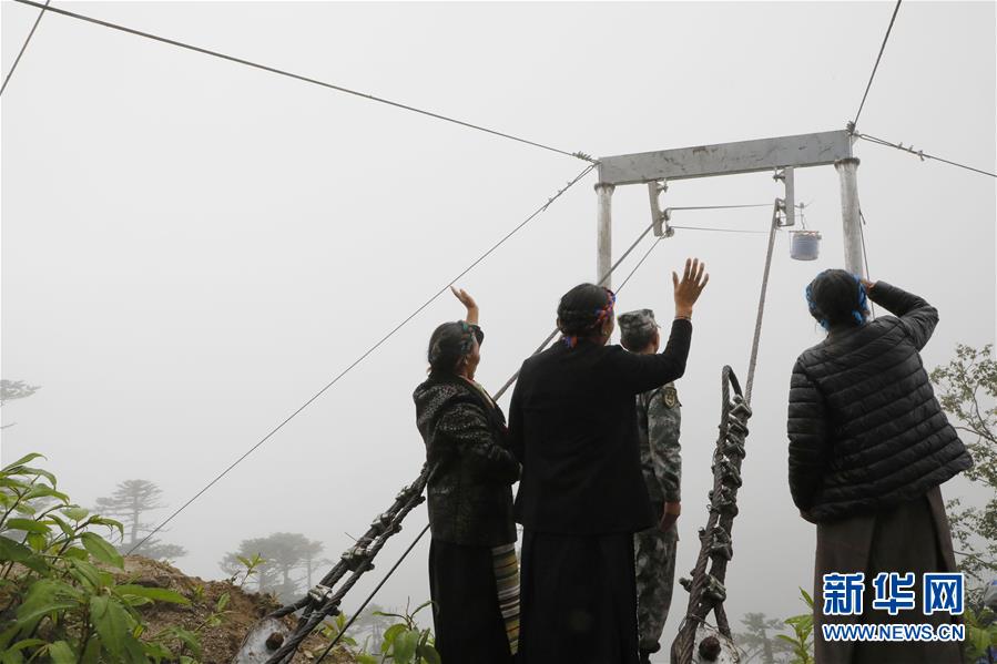 （圖文互動）（6）特寫：&ldquo;八一&rdquo;禮物，飛向云端哨所