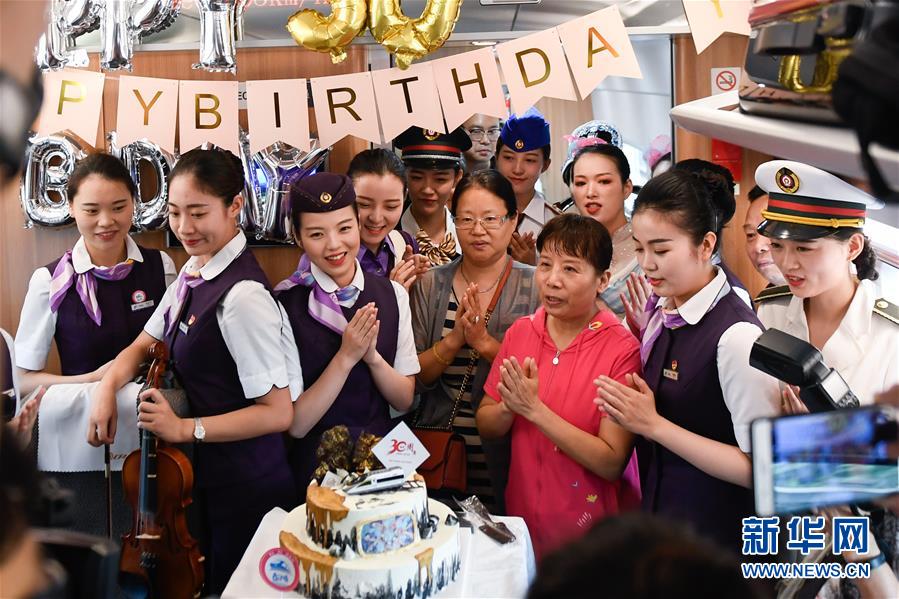 （社會(huì)）（3）杭州&ldquo;西子號&rdquo; 熱情服務(wù)旅客30載