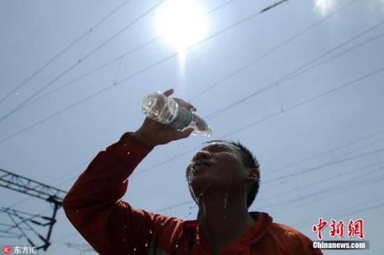 資料圖：高溫下的人。胡國林 攝 圖片來源：東方IC 版權(quán)作品 請勿轉(zhuǎn)載