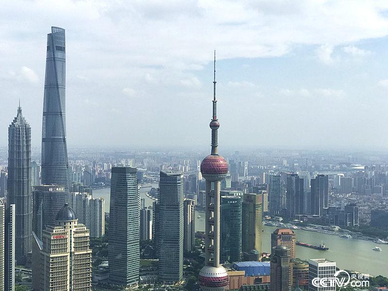 　　長三角更高質(zhì)量的一體化發(fā)展，將建成具有全球競(jìng)爭力的世界級(jí)城市群。圖為上海陸家嘴（孔華/攝）