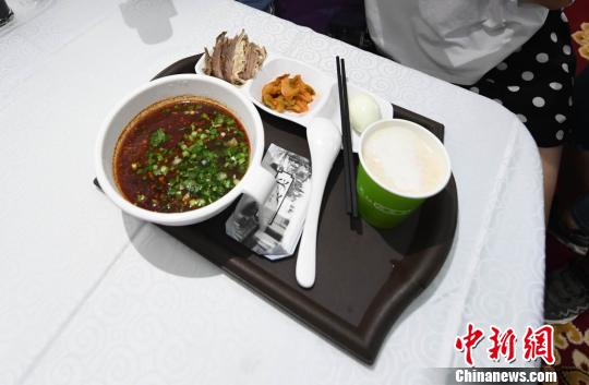 圖為&ldquo;環(huán)西部火車游Y667/8次&rdquo;列車上推出蘭州牛肉面套餐，套餐38元，有一碗牛肉面、一碟牛肉、一個雞蛋、一份小菜、一份甜胚子?！钇G敏 攝