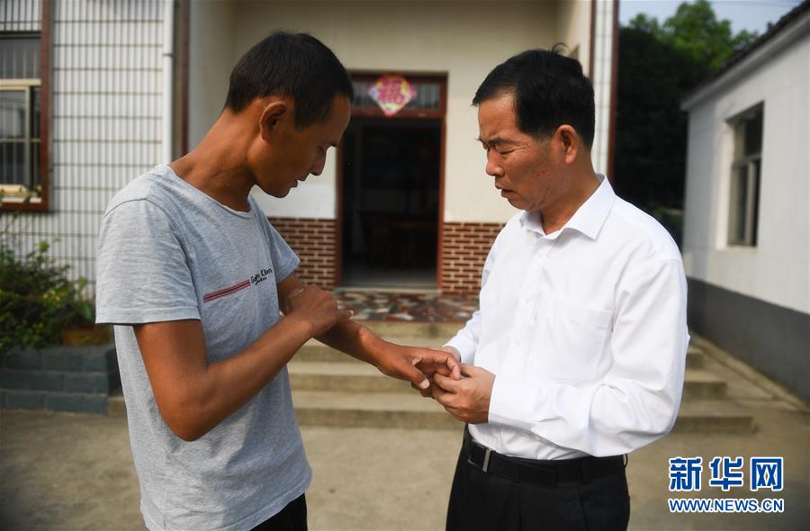 （新時代擔(dān)當(dāng)作為典型風(fēng)采&middot;圖文互動）（3）李世貴：做群眾需要的&ldquo;鐵肩膀&rdquo;